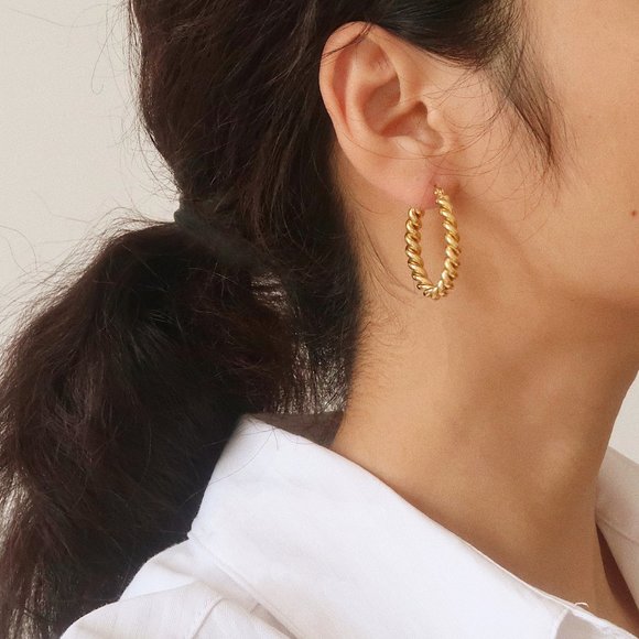 NEW 18K Gold Plated Braided Oval Hoop Earrings - Picture 2 of 8